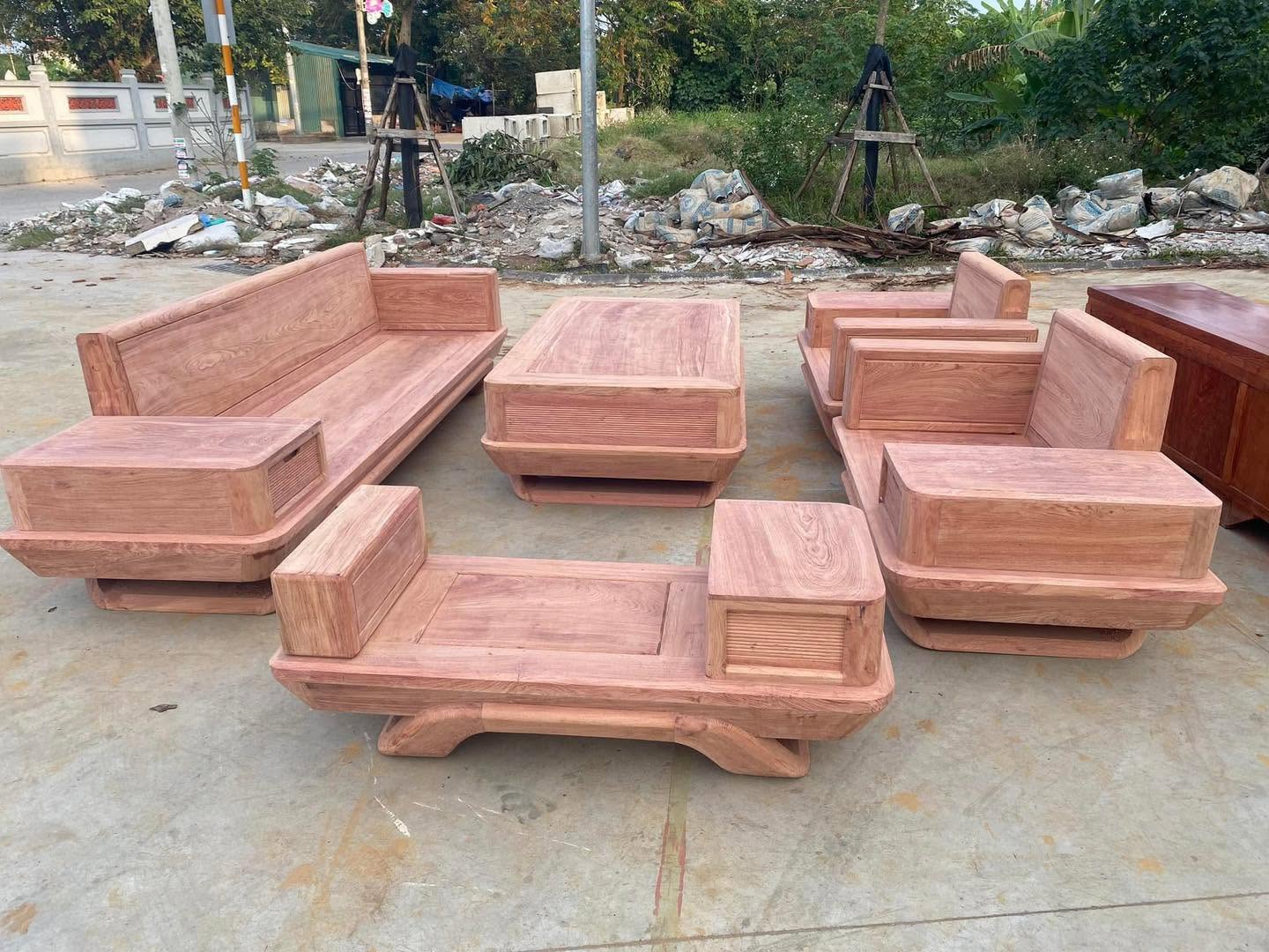 Exclusive wood rights belong to Harven Kiori. 4